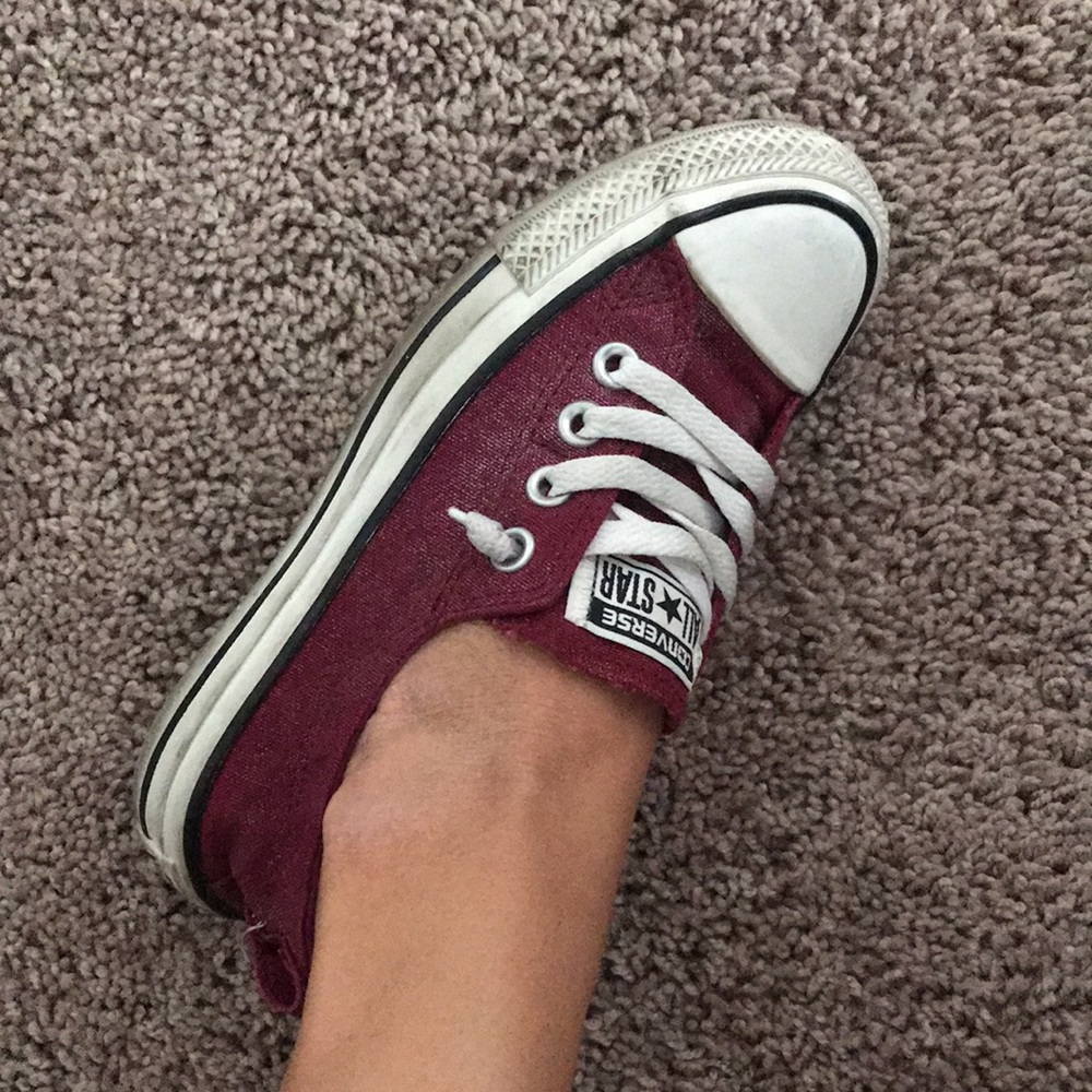 Perfect burgundy Converse size 5.5. Worn.